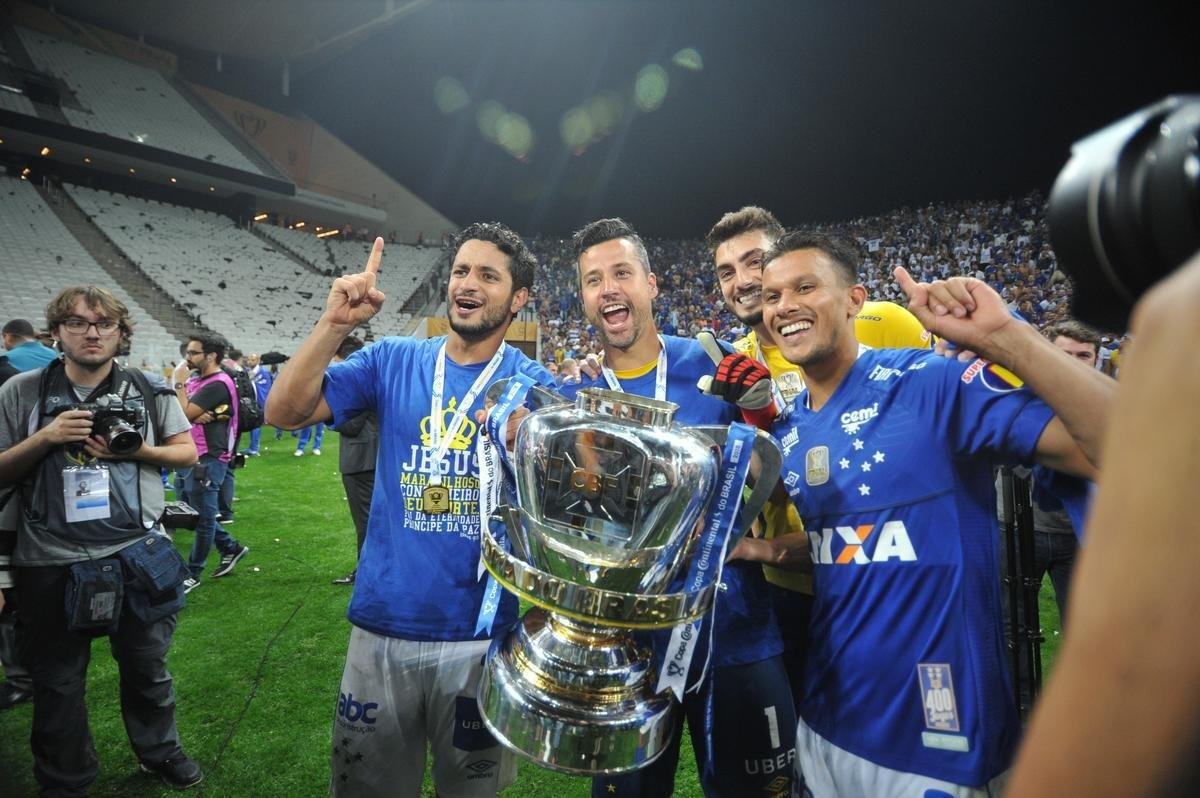 O Cruzeiro se tornou hexacampeo da Copa do Brasil com duas vitrias sobre o Corinthians na final. No jogo de ida, em Belo Horizonte, Thiago Neves definiu o triunfo por 1 a 0. Na volta, em Itaquera, Arrascaeta e Robinho fizeram os gols da vitria por 2 a 1 e decretaram a festa.  
