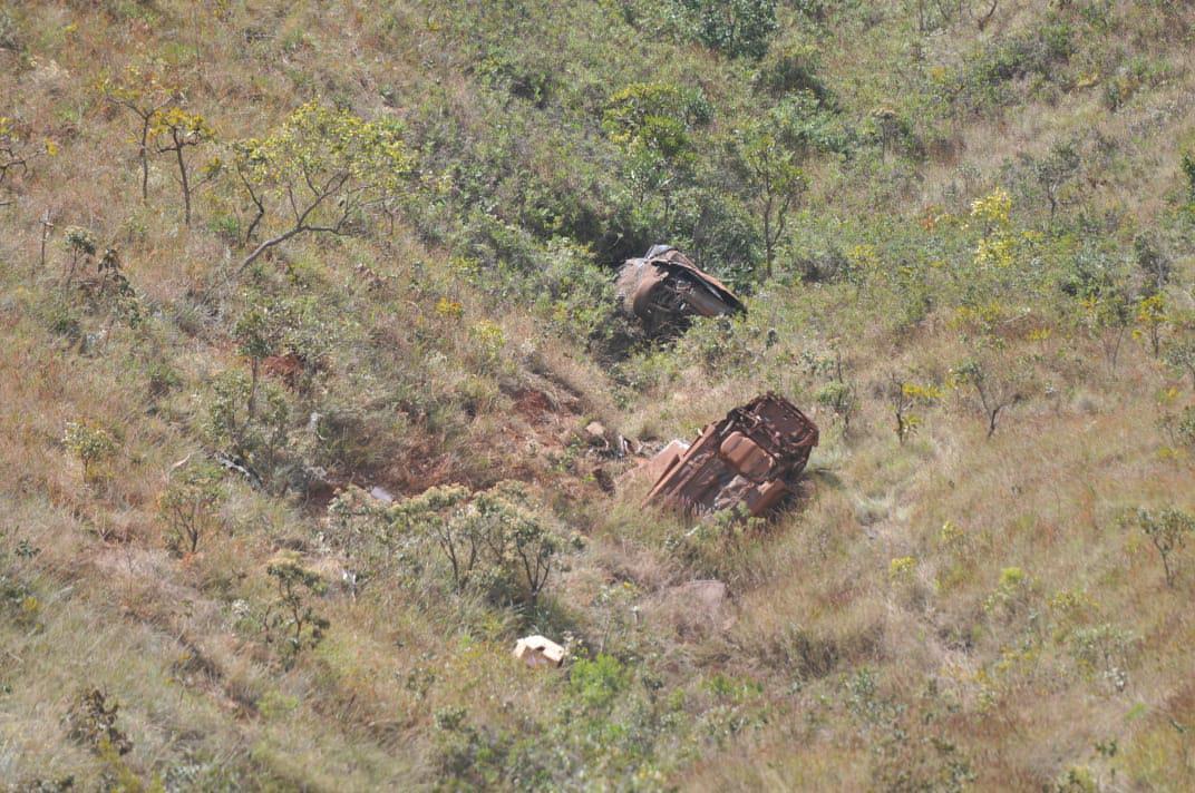 Foto do Mirante do Jatobá, em Brumadinho, local onde o volante Henrique, do Cruzeiro, sofreu acidente de carro na sexta-feira (26/6). Carro do jogador é o que está mais ao fundo nesta imagem. (Alexandre Guzanshe / EM DA PRESS)