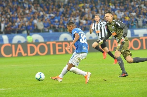 Aps bela jogada de Pedro Rocha, Thiago Neves marcou para o Cruzeiro