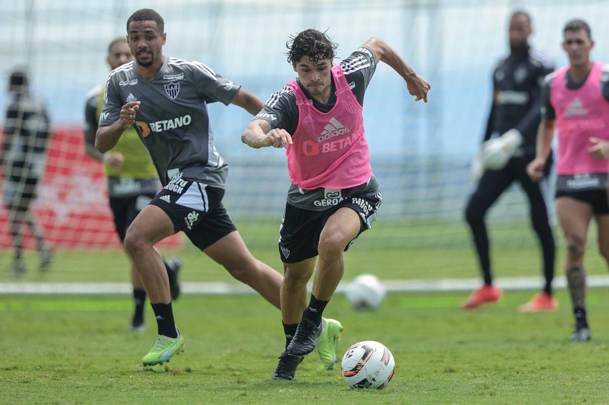 Pavon est liberado pelo departamento mdico e retornou aos treinos com o grupo do Atltico