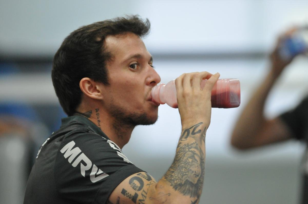 Ex-atleticano, meia-atacante Bernard faz trabalhos de recuperao fsica na Cidade do Galo