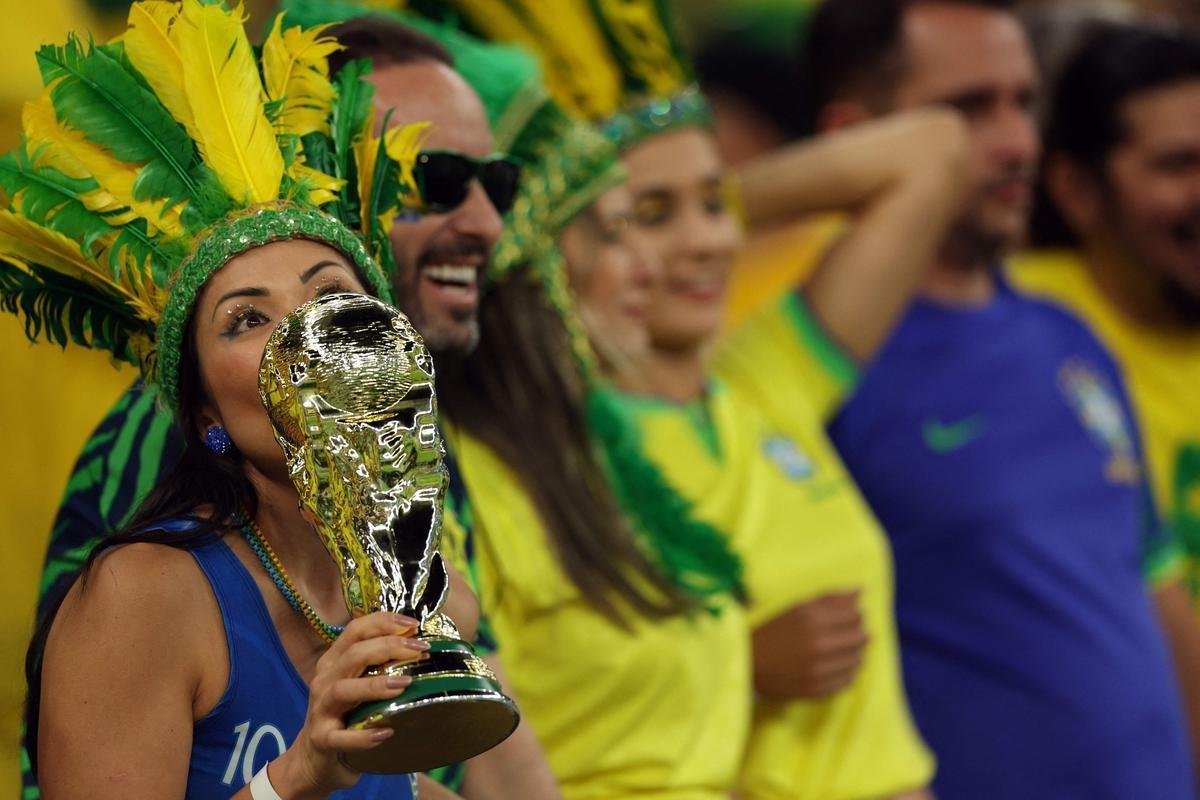 Fotos das torcidas de Brasil e Crocia no Estdio da Educao, em Al-Rayyan, no Catar, em duelo pelas quartas de final da Copa do Mundo
