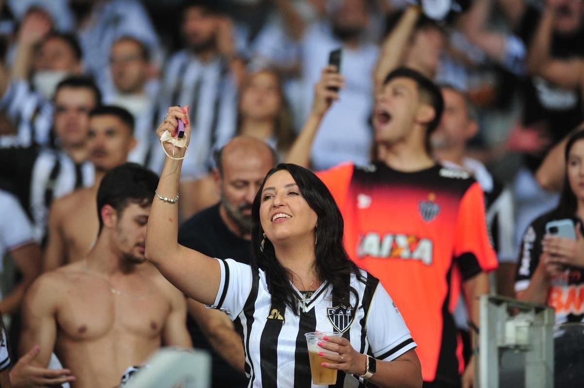 Festa da torcida do Atltico com o gol de Vargas sobre o Palmeiras: 1 a 0 (Alexandre Guzanshe/EM/D. A Press)