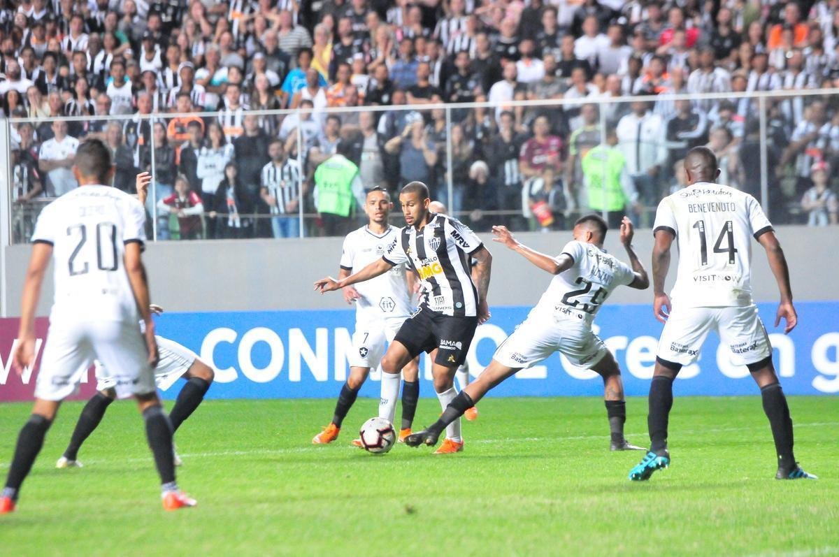 Atltico voltou forte na etapa final e abriu o placar em cobrana de pnalti com Fbio Santos: 1 a 0