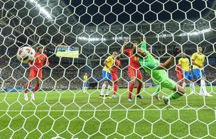 Fernandinho errou ao tentar tirar a bola em escanteio e colocou contra as prprias redes