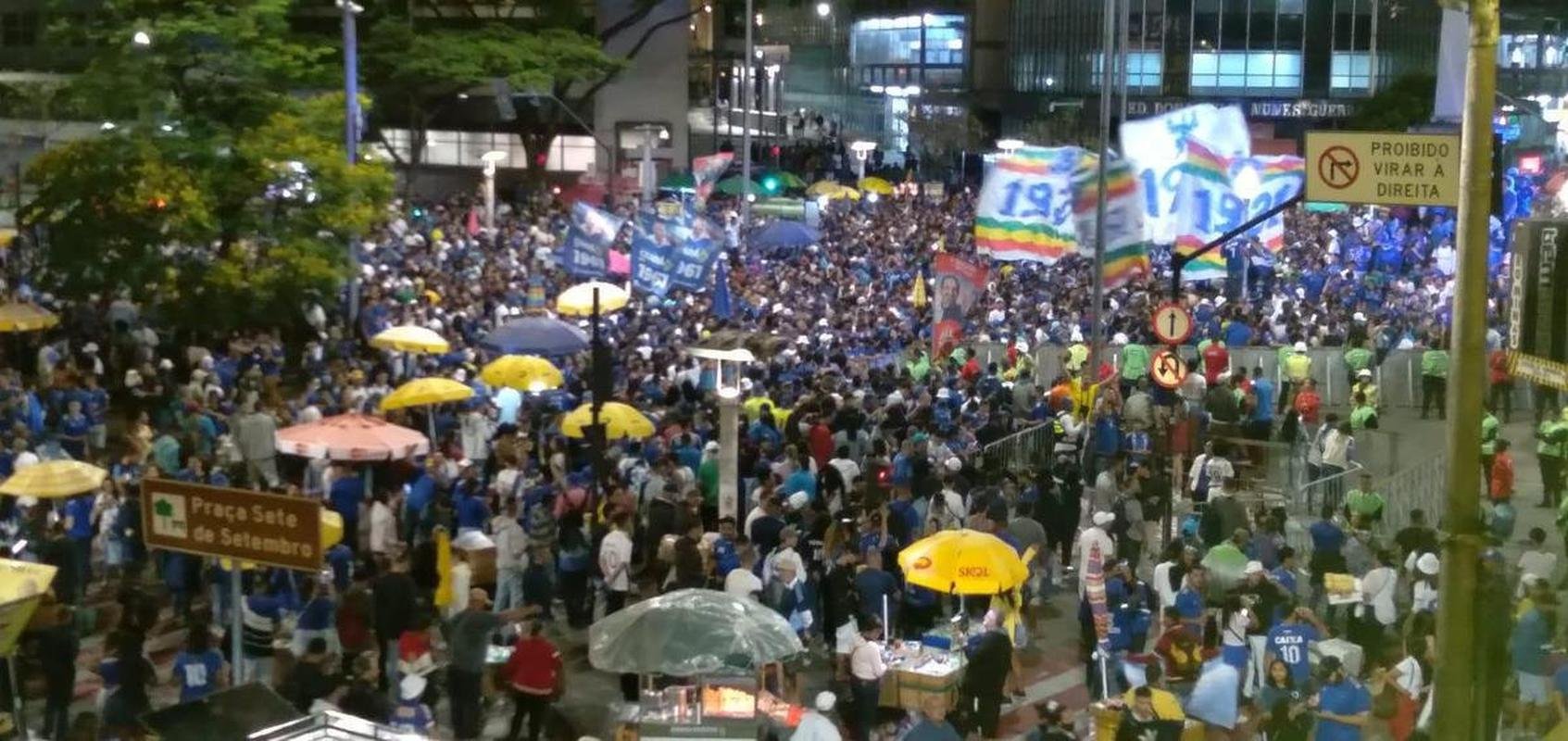 Festa do Cruzeiro na Praa 7 de Setembro, em Belo Horizonte, em comemorao ao acesso  Srie A do Campeonato Brasileiro de 2023