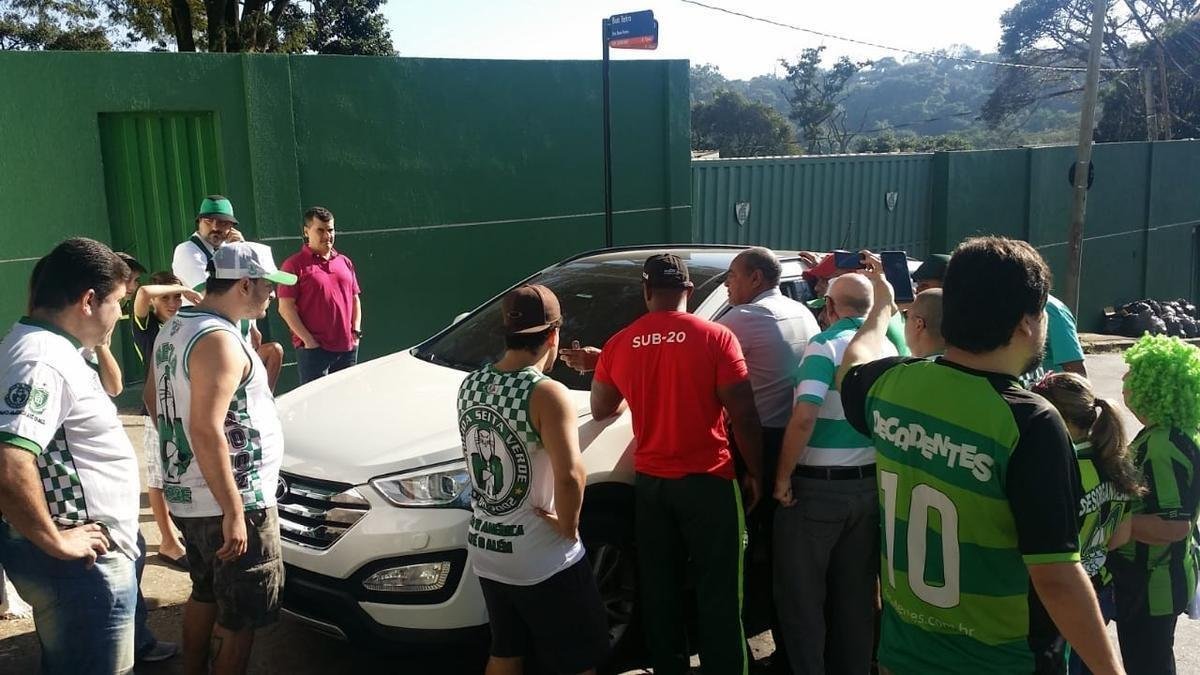 Torcedores americanos fizeram protesto e abordaram os jogadores na porta do CT Lanna Drumond