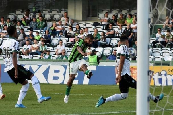 Fotos do duelo entre Coritiba e América, no Couto Pereira, em Curitiba, pela 25ª rodada da Série B do Campeonato Brasileiro