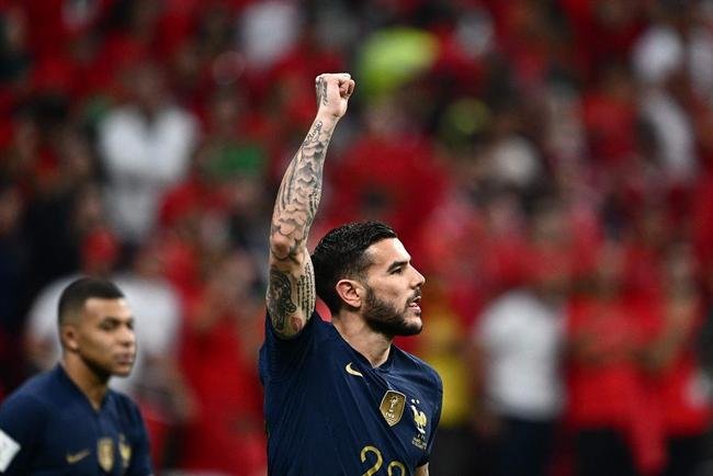 Fotos do gol de Theo Hernndez para a Frana na semifinal contra o Marrocos