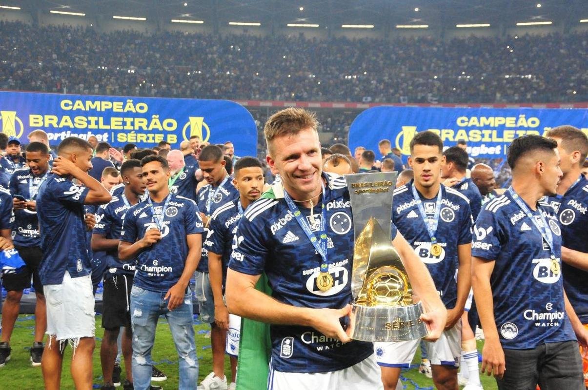 Cruzeiro levanta a taa da Srie B e faz festa no Mineiro