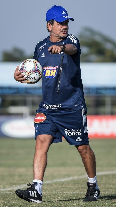 Fotos do primeiro treino do Cruzeiro, na Toca da Raposa II, sob o comando de Ney Franco. Treinador de 54 anos foi oficializado nesta quarta-feira