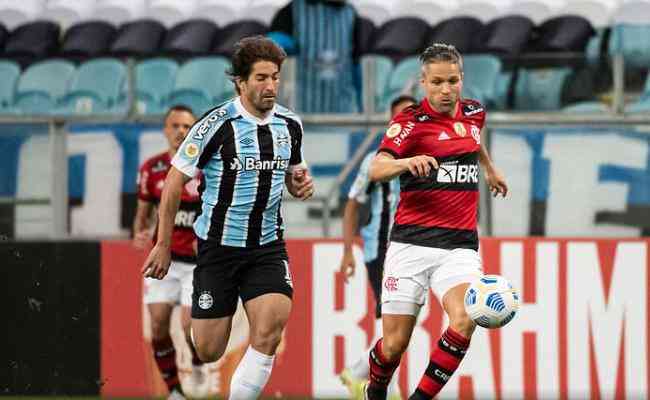 Na Arena do Grmio, em Porto Alegre, Flamengo e Grmio empataram por 2 a 2 em jogo atrasado da segunda rodada do Brasileiro