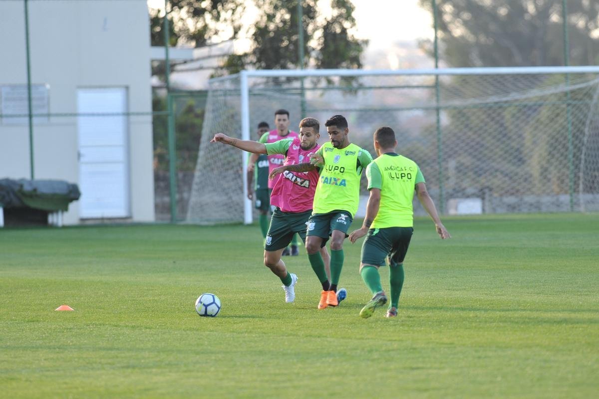 Depois de reunio com elenco e diretoria, Adilson Batista observou treino comandado por Drubscky no Amrica