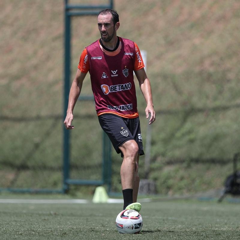 Com seriedade, mas tambm descontrao, o Atltico treinou sob sol forte na manh desta sexta-feira (21), na Cidade do Galo, em Vespasiano. Este foi o quinto dia de pr-temporada para o clube mineiro em 2022, sob o comando do tcnico argentino Antonio 'El Turco' Mohamed. Novas baixas, o volante Allan e o atacante Keno testaram positivo para COVID-19 e no participaram das atividades (ambos cumprem perodo de sete dias de isolamento social).