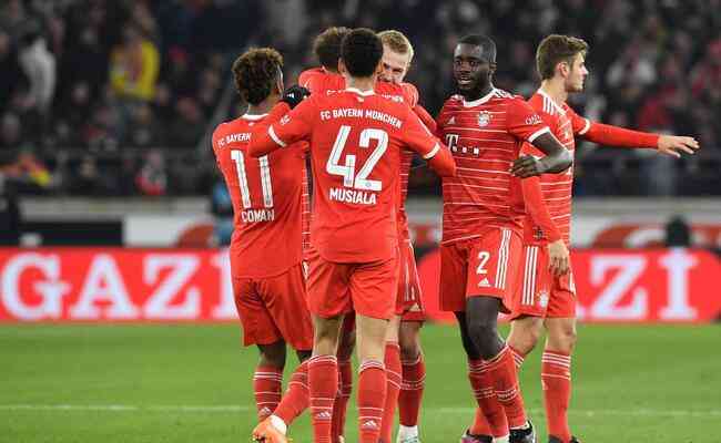 Jogadores do Bayern comemoram gol em cima do Stuttgart, pela Bundesliga
