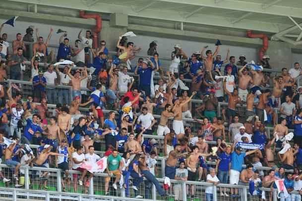 Cruzeirenses na vitria por 1 a 0 sobre o Atltico no Independncia