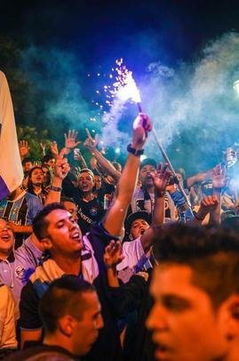 Grêmio conquista o tri da Libertadores e torcida tricolor invade as ruas de Porto Alegre
