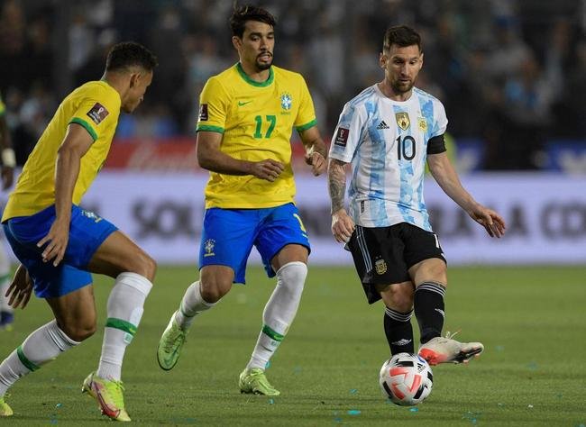 Sem Neymar, Brasil encarou a Argentina em clssico agitado pelas Eliminatrias