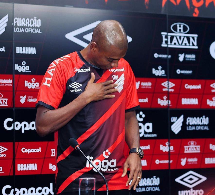 Athletico-PR contratou o volante Fernandinho