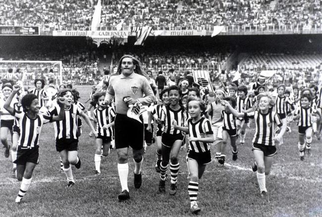 O goleiro Miguel Ortiz marcou época no Atlético. Em 100 jogos, sofreu 67 gols, mas marcou sete, todos de pênalti. Ele ficou no Galo entre 1976 e 1977.