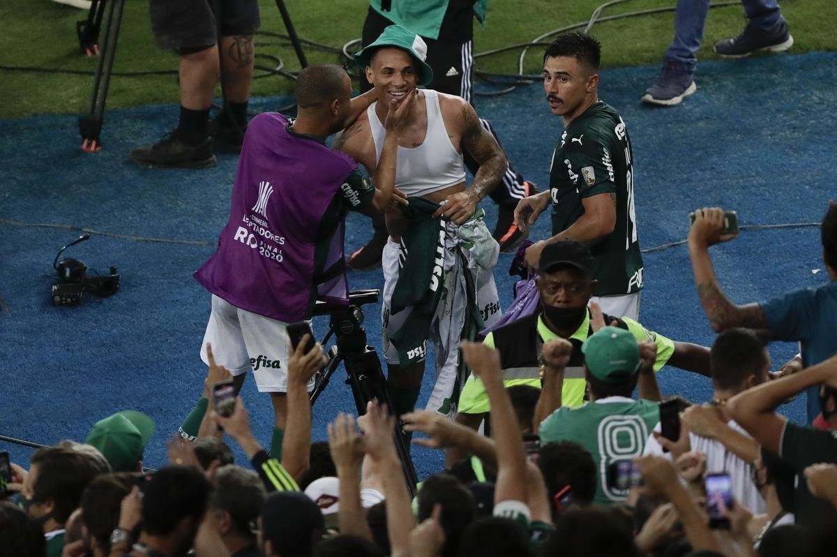 Festa do Palmeiras no Maracanã com a conquista do bicampeonato da Copa Libertadores sobre o Santos. Verdão venceu a decisão por 1 a 0 com gol do atacante Breno Lopes aos 53 do segundo tempo (AFP / Mauro Pimentel / Ricardo Moraes / Silvia Izquierdo)