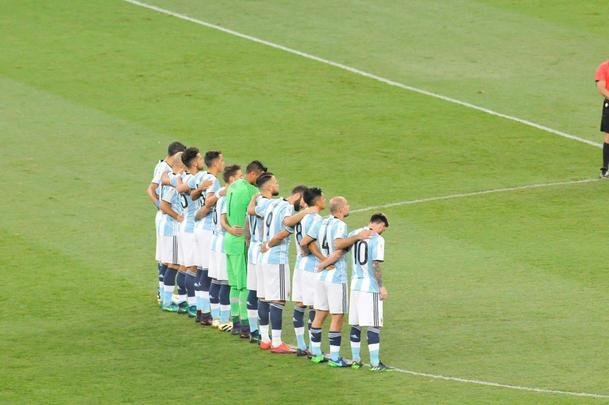 Minuto de silncio no clssico em homenagem a Carlos Alberto Torres, capito do tri, morto em outubro