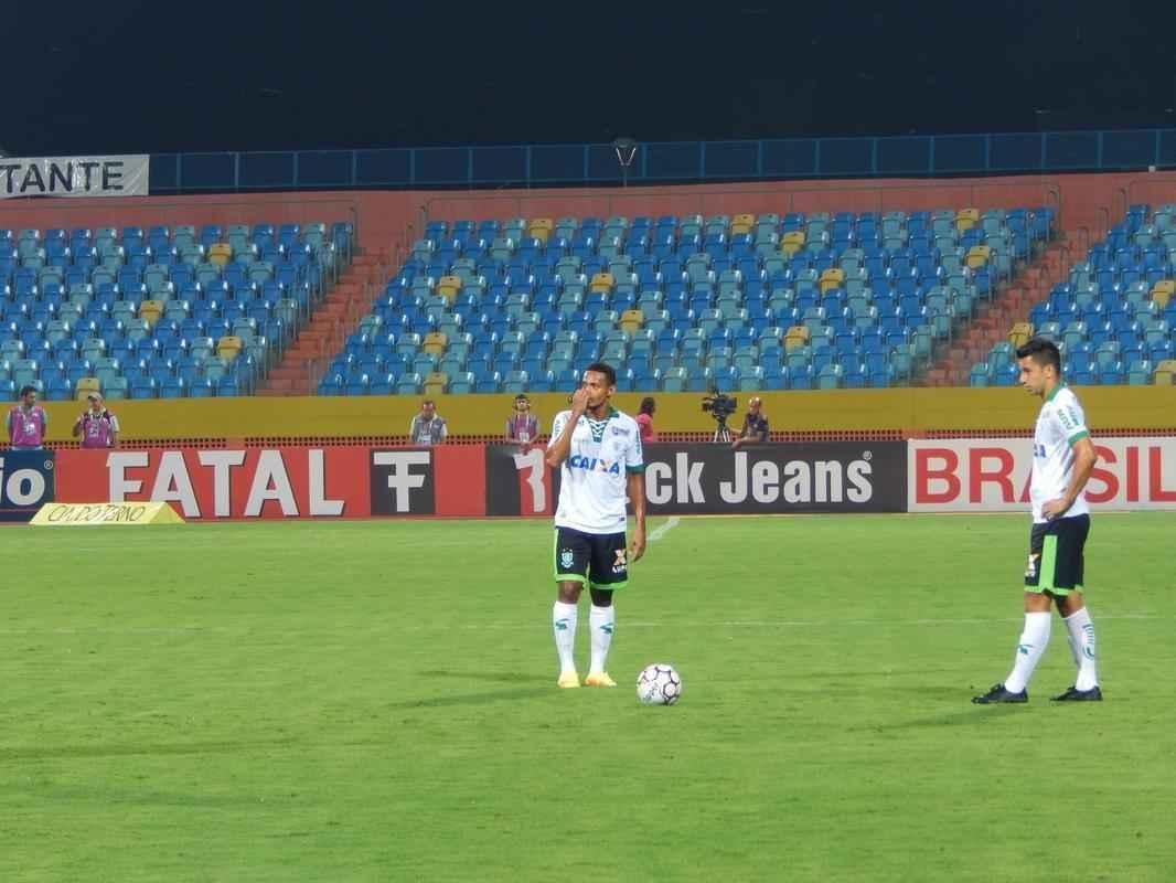 Imagens do duelo entre Gois e Amrica, com portes fechados no Estdio Olmpico