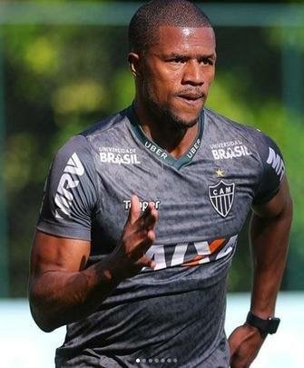 Carlos César - lateral-direito