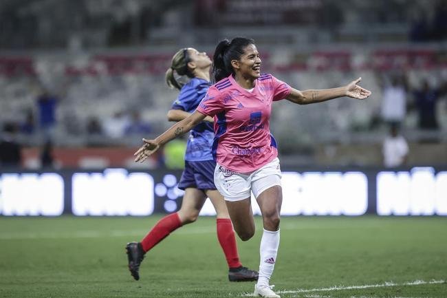 Em preliminar de Cruzeiro x Ituano pela Srie B, o time feminino da Raposa, conhecido como Cabulosas, goleou o Araguari por 8 a 0 pela terceira rodada do Campeonato Mineiro Feminino. Equipe cruzeirense estreou o uniforme rosa, confeccionado pela Adidas em homenagem  campanha Outubro Rosa, de conscientizao contra o cncer de mama