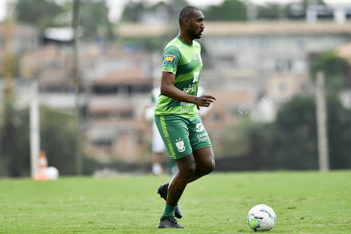 Titulares do Amrica foram poupados do treino com bola no campo, nesta segunda-feira, no CT Lanna Drumond. De qualquer forma, todo o elenco participou de uma palestra com o tcnico Lisca. A novidade do dia foi a volta do zagueiro Eduardo Bauermann s atividades normais. O volante Z Ricardo segue como dvida para enfrentar o Internacional na quarta-feira, em 'deciso' pela Copa do Brasil