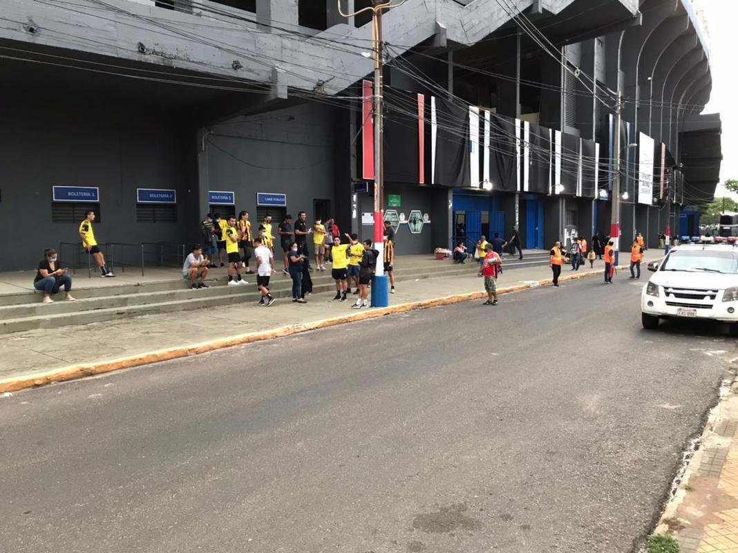 Fotos da torcida do Amrica no estdio Defensores del Chaco, em Assuno, antes da partida contra o Guaran pela segunda fase da Copa Libertadores