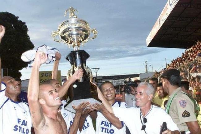 Cruzeiro foi campeo mineiro invicto em 2003 com 10 vitrias e dois empates