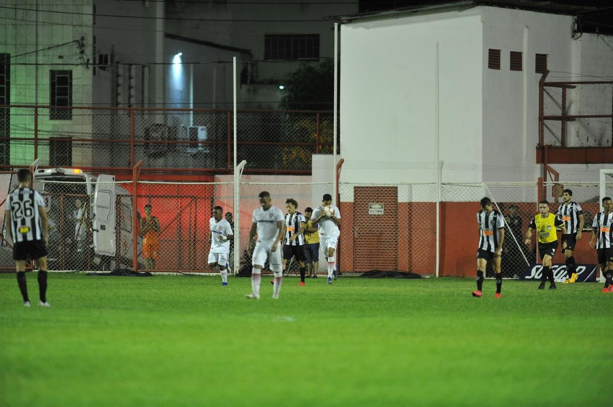 Villa Nova e Atltico se enfrentaram no Alapo do Bonfim, em Nova Lima, pelo Campeonato Mineiro