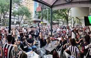 Nesta quinta-feira (2), torcedores do Atltico lotaram os bares de BH para acompanhar Bahia x Galo, jogo adiado da 32 rodada do Campeonato Brasileiro. Na imagem, Devotos Bar.