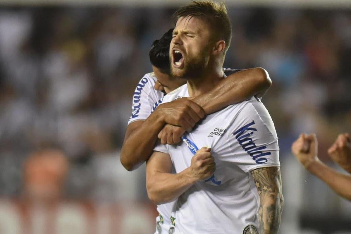 Eduardo Sasha tem um gol marcando contra o Cruzeiro. No Campeonato Brasileiro de 2019, o atacante balanou as redes celestes na goleada do Santos por 4 a 1 em casa.