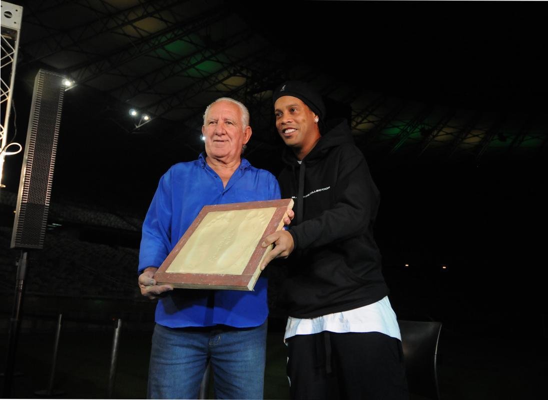 Ronaldinho Gacho lanou nesta tera-feira, no Mineiro, a exposio 'Fragmentos de um gacho', do artista Camaleo; astro ainda entrou para a Calada da Fama do estdio, em Belo Horizonte.