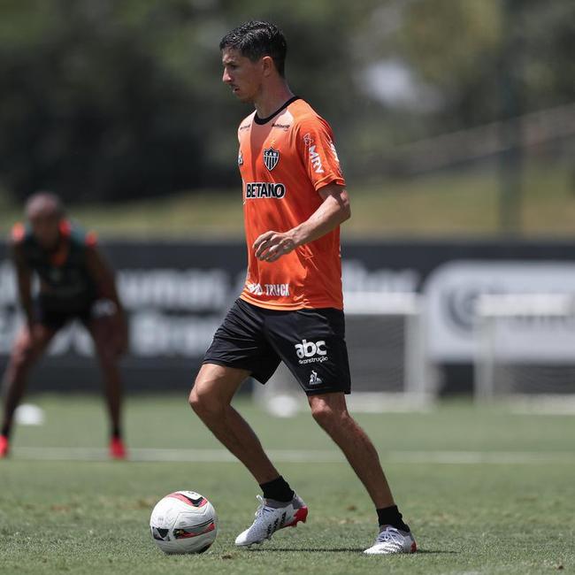 Com seriedade, mas tambm descontrao, o Atltico treinou sob sol forte na manh desta sexta-feira (21), na Cidade do Galo, em Vespasiano. Este foi o quinto dia de pr-temporada para o clube mineiro em 2022, sob o comando do tcnico argentino Antonio 'El Turco' Mohamed. Novas baixas, o volante Allan e o atacante Keno testaram positivo para COVID-19 e no participaram das atividades (ambos cumprem perodo de sete dias de isolamento social).
