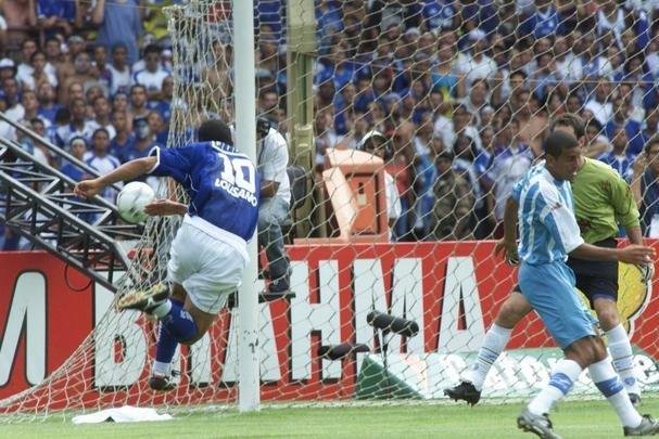 Em 30 de novembro de 2003, Cruzeiro derrotou o Paysandu por 2 a 1, no Mineiro, pela 44 rodada, e confirmou o ttulo brasileiro de forma antecipada. Zinho, no primeiro tempo, e Mota, no segundo, marcaram os gols celestes. Aldrovani descontou para o Papo. Depois do apito final, uma grande festa tomou conta do gramado e das arquibancadas. 