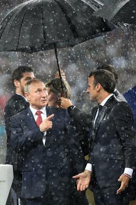 Presidente francês Emmanuel Macron vibra muito com o título francês e depois ainda entrega medalhas e troféu aos campeões; já a presidente croata Kolinda Grabar-Kitarovic deu show de simpatia mesmo com o vice