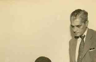 Procpio teve duas passagens pelo Atltico como jogador: de 1962 a 1963 e ainda em 1966. Nessa foto, de  28/04/1962, ele assina contrato ao lado do presidente Edgard Neves.