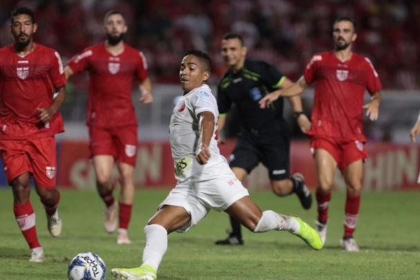 Luanderson abriu o placar pala o Náutico ainda no primeiro tempo do jogo, no Rei Pelé. O CRB virou, fez 2 a 1, mas o Náutico buscou o resultado com gols de Jorge Henrique e Jean Carlos, que marcou o terceiro de falta já nos acréscimos.