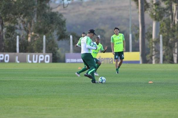 Depois de reunio com elenco e diretoria, Adilson Batista observou treino comandado por Drubscky no Amrica