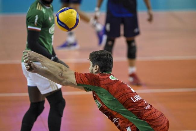 Cruzeiro se garantiu na decis�o do Sul-Americano de V�lei ao bater os argentinos do Policial Voley por 3 sets a 0, neste s�bado (5), no Gin�sio do Riacho, em Contagem. As parciais foram de 25/20, 29/27 e 25/16