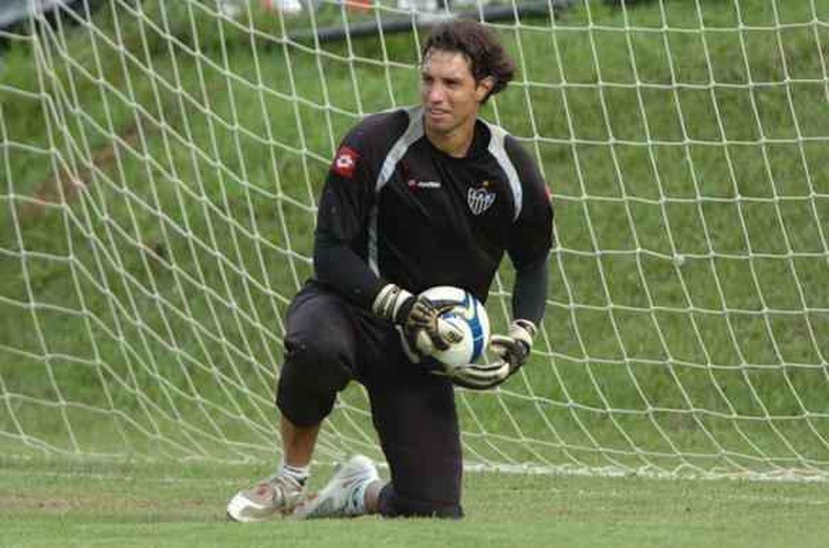 Fbian Carini foi anunciado pelo Atltico em 2009. Ele defendeu o clube por duas temporadas e garantiu o ttulo de campeo mineiro em 2010. O goleiro defendeu a Seleo Uruguaia e clubes internacionais como Juventus, Inter de Milo e Cagliari. 