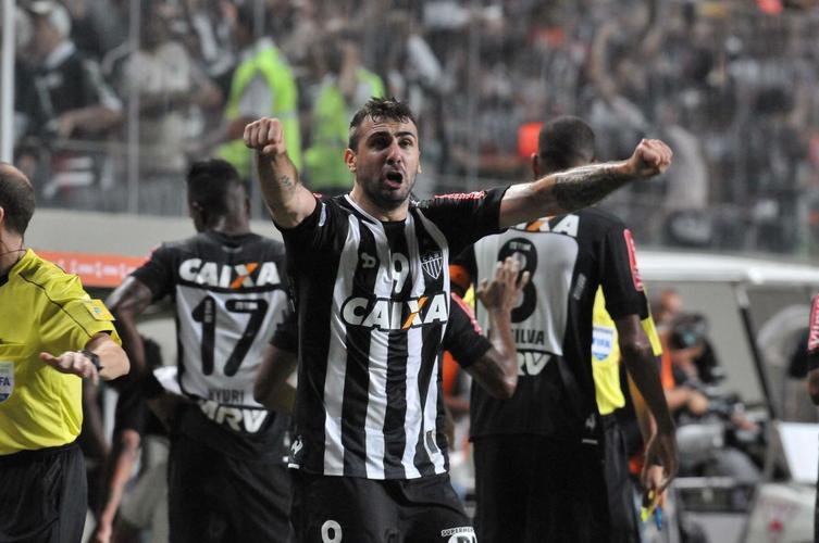 Lucas Pratto - O atacante, que chegou em 2015, fez história com a camisa alvinegra, se tornando o maior artilheiro estrangeiro do clube, com 42 gols marcados em 107 jogos. O camisa 9 sempre mostrou muita raça e disposição em campo e acabou virando ídolo do torcedor. Em 2017, a diretoria vendeu o jogador para o São Paulo.