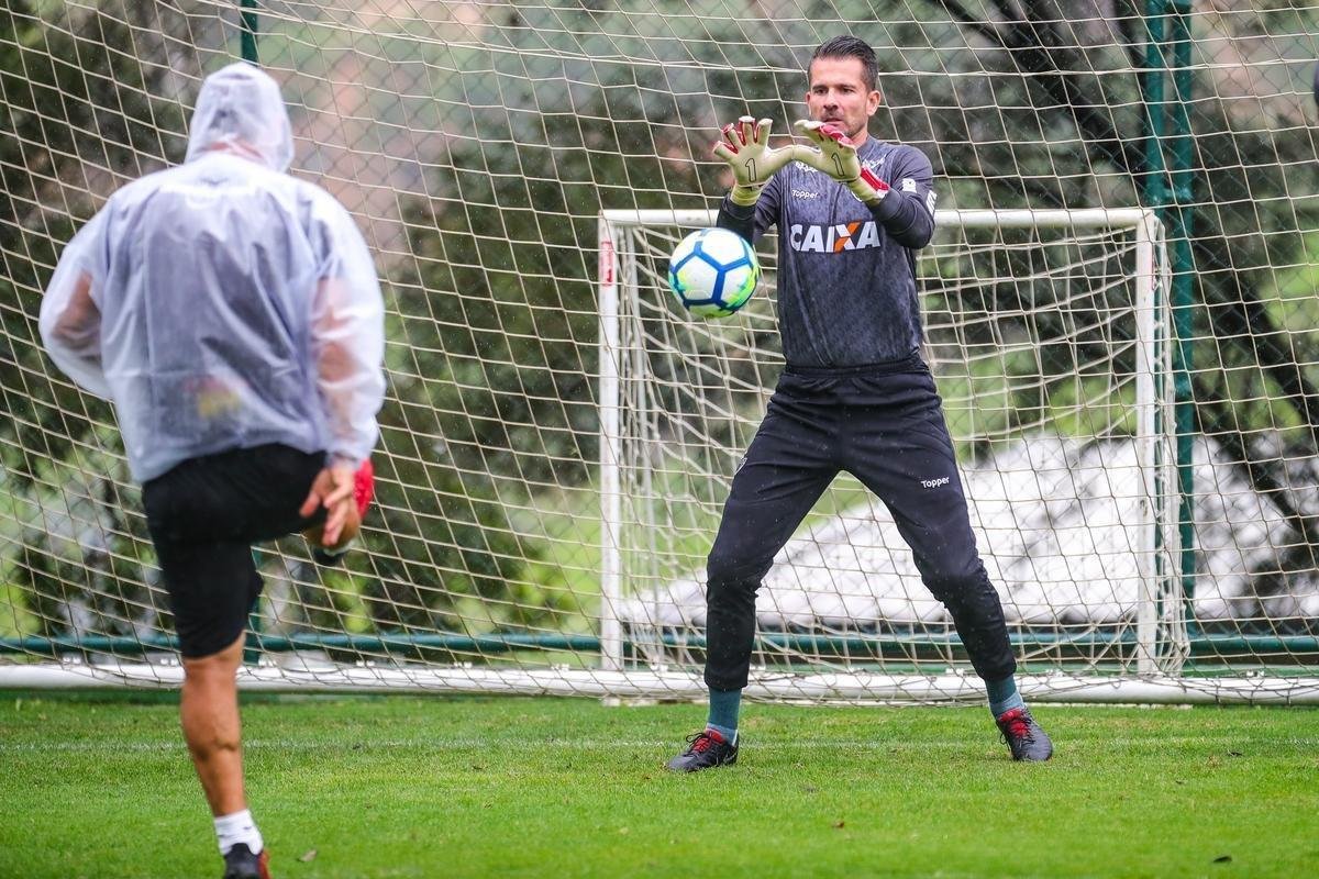 Atlético treinou sob chuva intensa na Cidade do Galo nesta quinta-feira à tarde