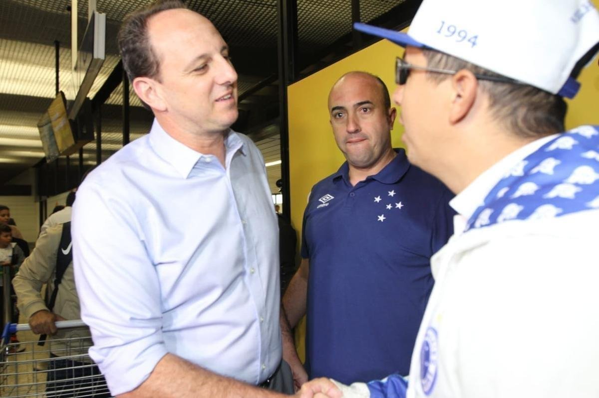 Novo treinador do Cruzeiro, Rogério Ceni desembarcou em Confins na manhã desta terça-feira e recebeu apoio de torcedores