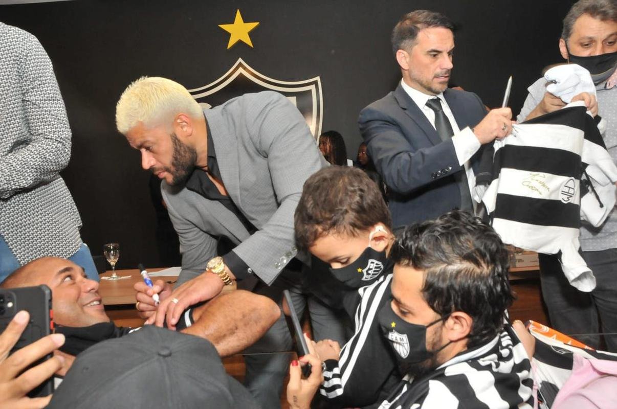 Nesta segunda-feira (6), o diretor de futebol Rodrigo Caetano, o tcnico Cuca e o atacante Hulk, do Atltico, receberam ttulos de cidados honorrios de Belo Horizonte. A iniciativa congratula os alvinegros pelo desempenho esportivo em 2021, com o ttulo do Campeonato Brasileiro.