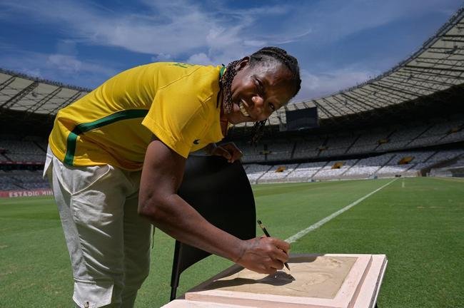 Formiga  eternizada como primeira mulher na Calada da Fama do Mineiro