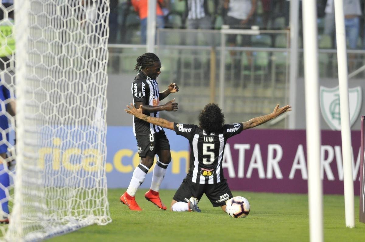 No primeiro tempo, Atltico abriu 3 a 1 no placar, com gols de Luan e Ricardo Oliveira (2)